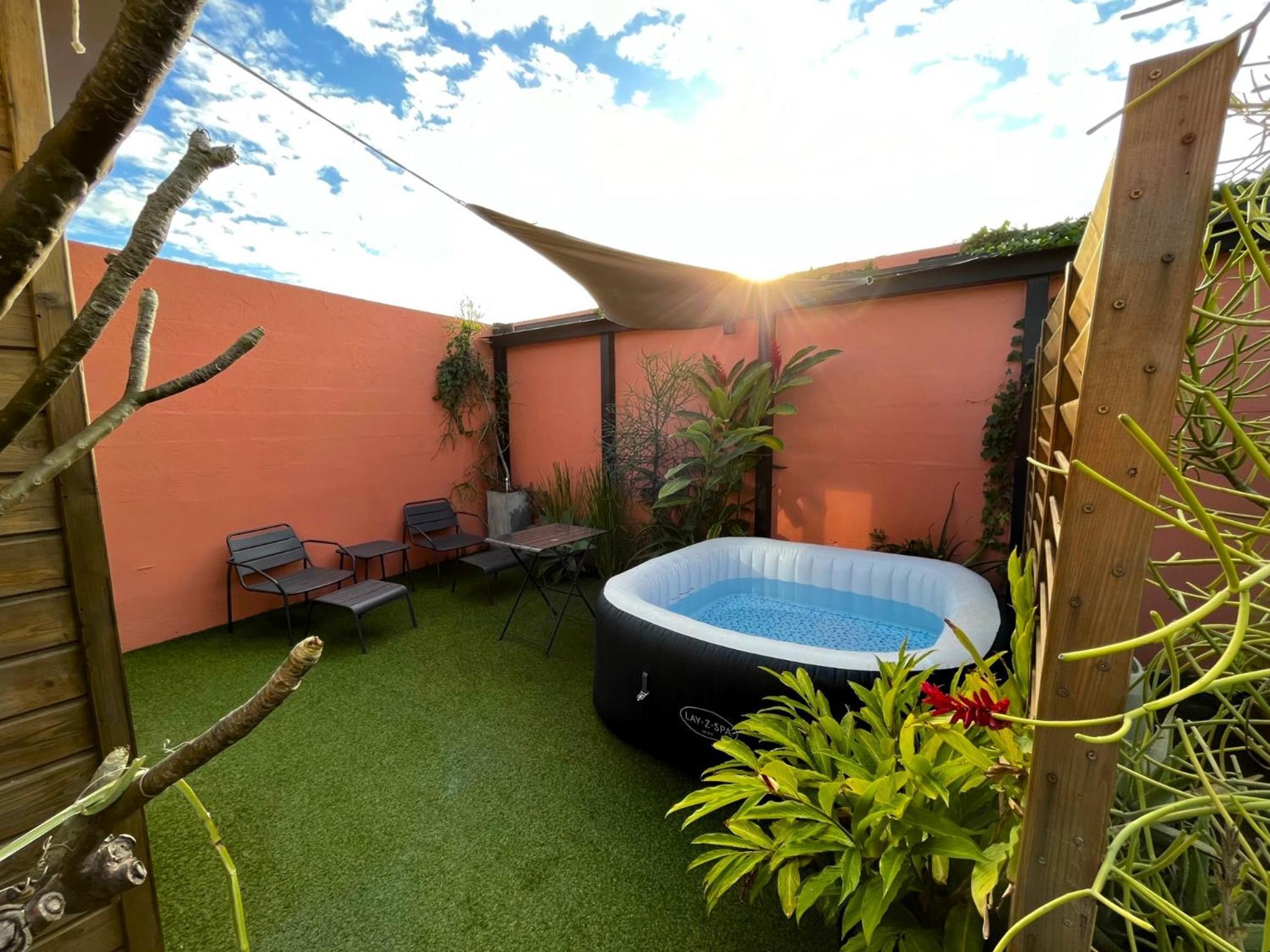Charmant bungalow climatisé avec jacuzzi Sainte-Clotilde Exterior foto